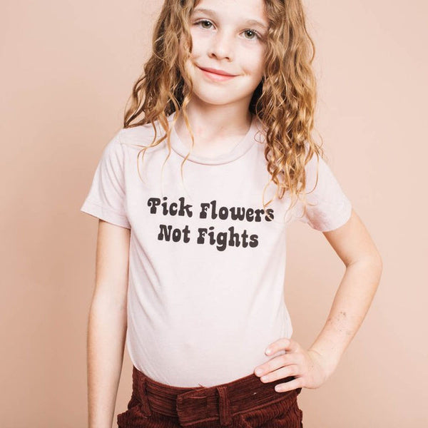 T-SHIRT 'PICK FLOWERS NOT FIGHTS'